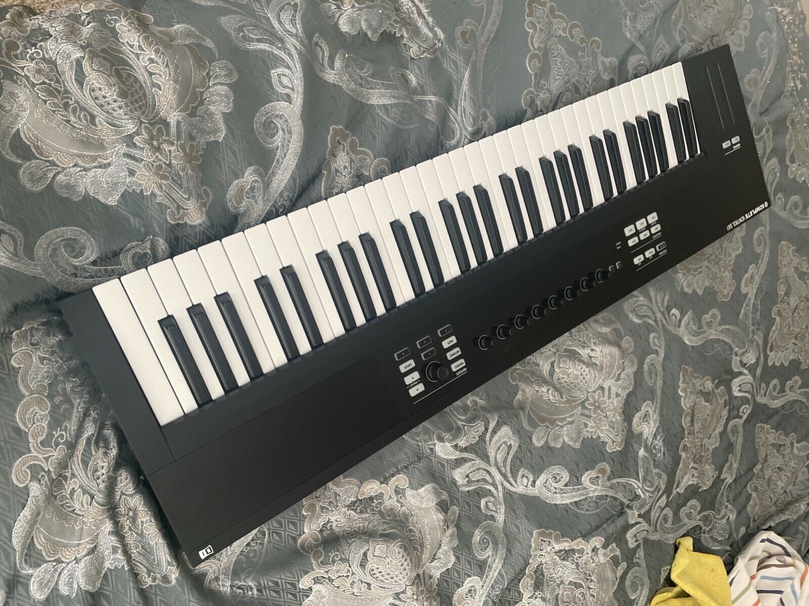 Native Instruments Komplete Kontrol S61 61 Key Keyboard Controller - Fresh Stock Dated October 2025