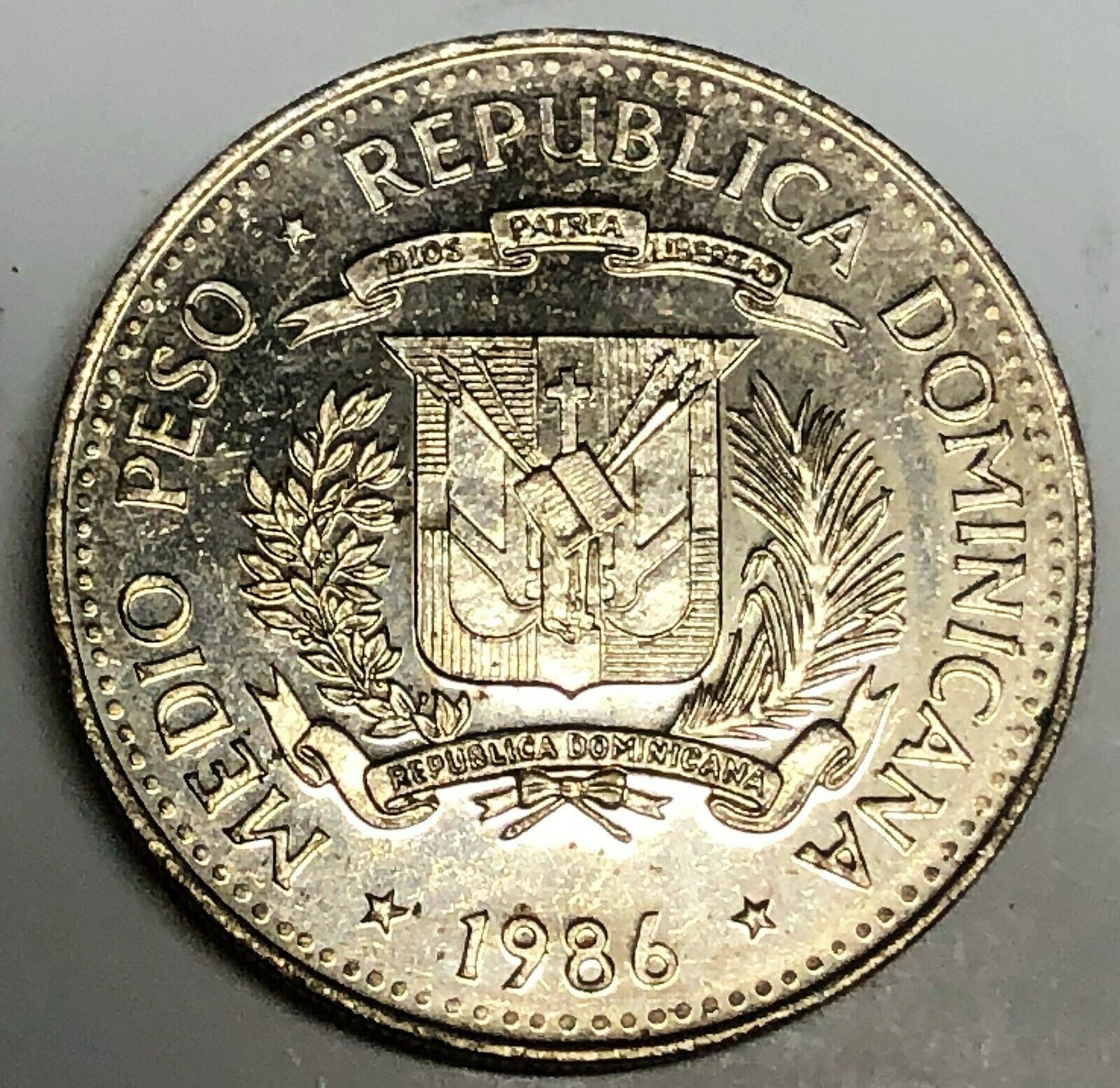 # C7602    DOMINICAN   REPUBLIC     COIN,   1/2  PESO    1986 - Fresh Stock Dated October 2025