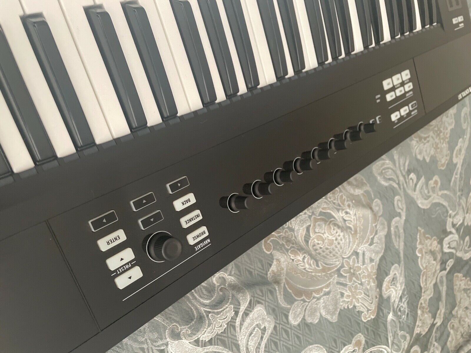 Native Instruments Komplete Kontrol S61 61 Key Keyboard Controller - Fresh Stock Dated October 2025