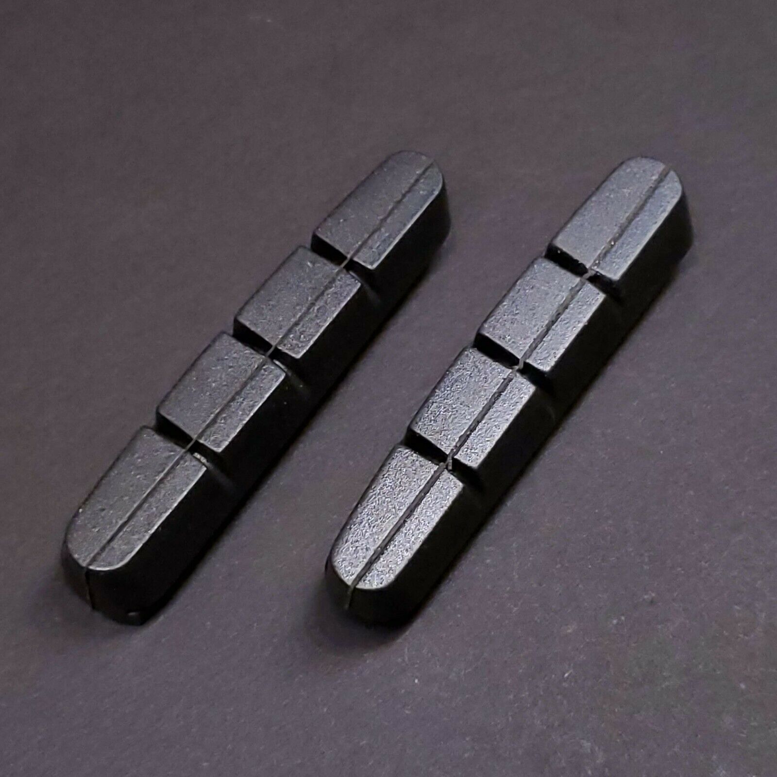 👌 2x Carbon Rim Black Brake Pads Composite-SRAM Force/RED/ZIPP/HED Wheel/Rim - Fresh Stock Dated October 2025