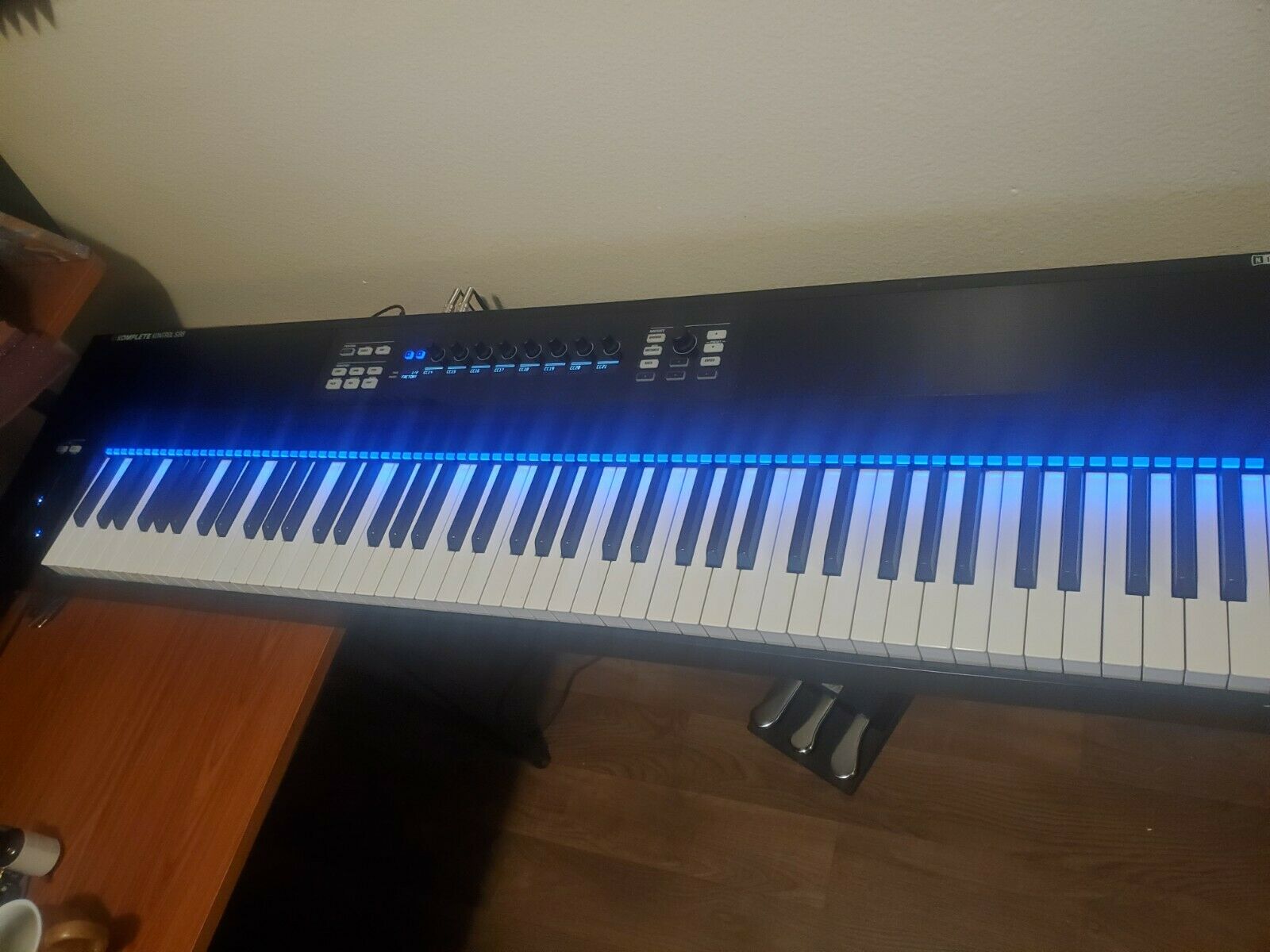 native instruments komplete kontrol s88 + foot controller + stand - Fresh Stock Dated October 2025