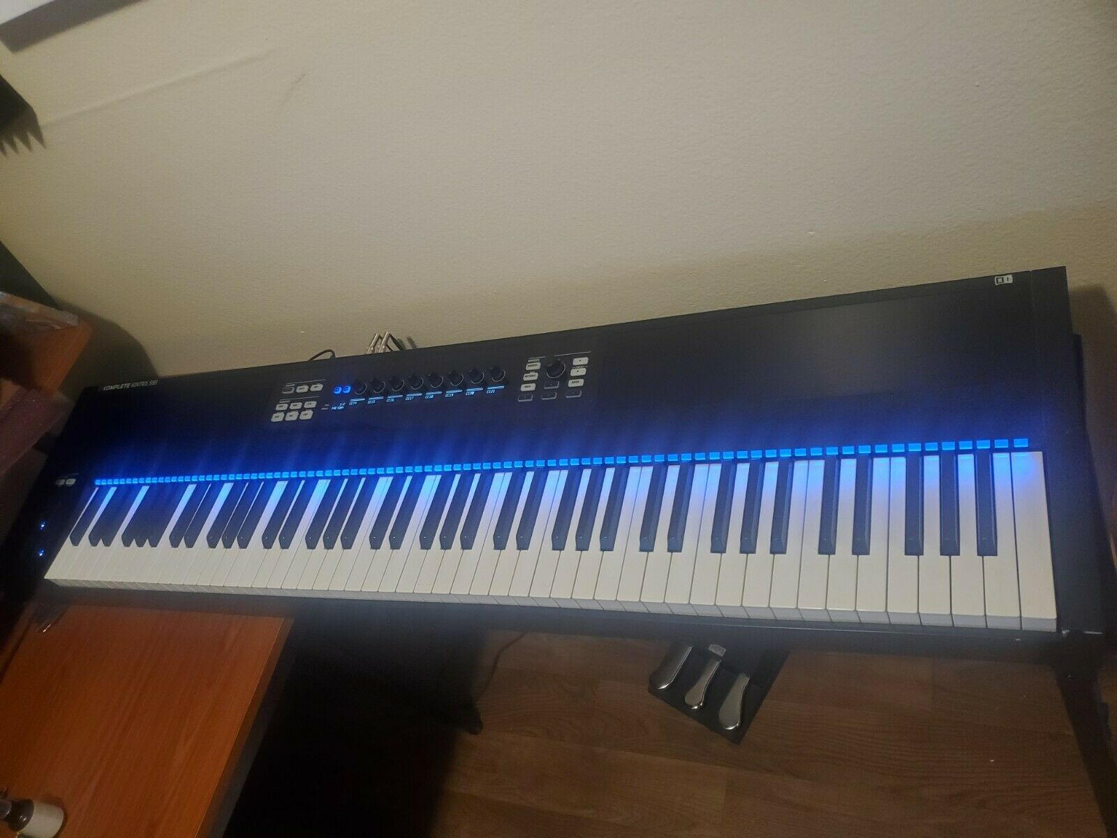 native instruments komplete kontrol s88 + foot controller + stand - Fresh Stock Dated October 2025
