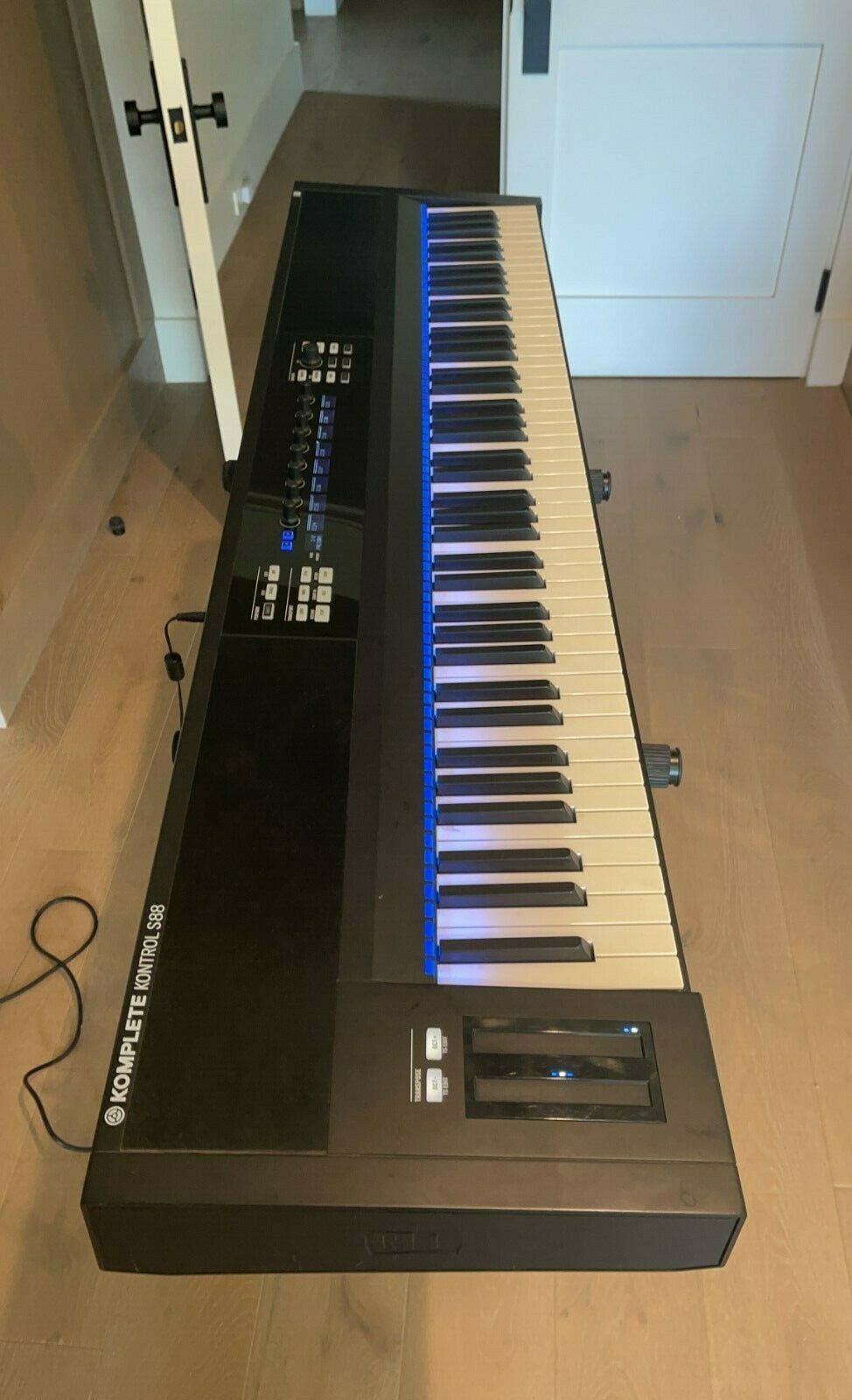 Native Instruments Komplete Kontrol S88 - Good Condition - Fresh Stock Dated October 2025