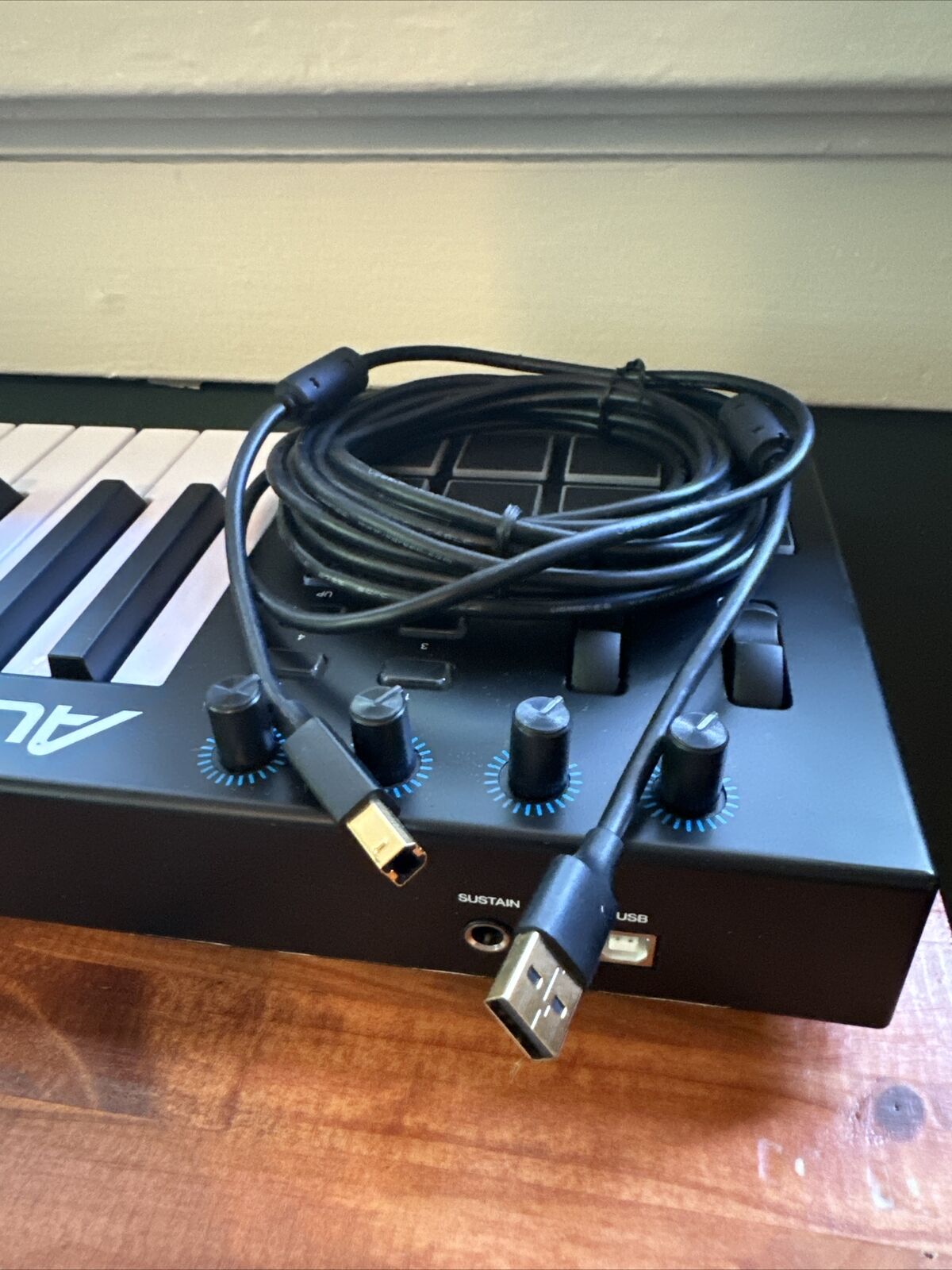 LIGHTLY USED Alesis V25 25-Key USB MIDI Keyboard Controller w/Backlit Pads, Cord - Fresh Stock Dated October 2025