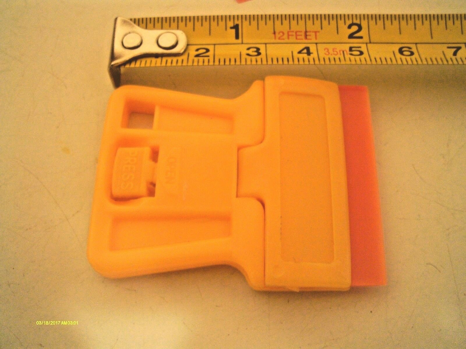25 Pcs Double Edge Plastic Razor Blades PLUS One Mini Razor Scraper Pinstripe YE - Fresh Stock Dated October 2025