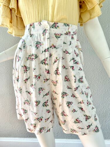 Vintage 80s 90s White Grunge Floral Pleated High Waist Baggy Shorts S/M - Fresh Stock Dated October 2025