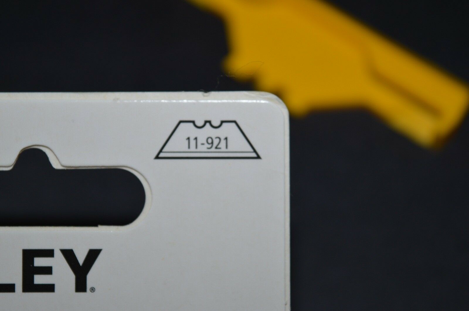 STANLEY WINDOW SCRAPER 28-593 Mirrors Tile Glass Painter Automotive Home 1 Blade - Fresh Stock Dated October 2025